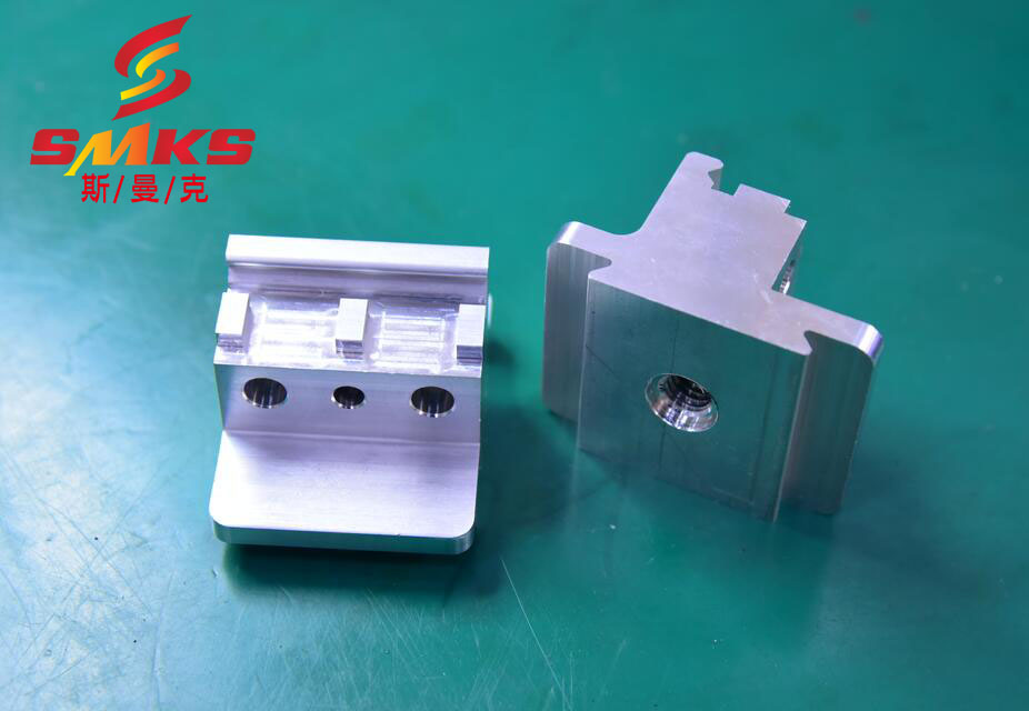 铝合金<a href='//m.jacobled.com/www/' target='_blank'><u>交叉孔去毛刺</u></a>最新工艺